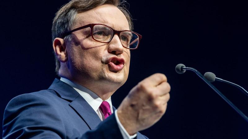 A lengyel hatóságok nyomozást indítottak a Budapesten rejtőzködő magyar állampolgárok felelőssége ügyében, akik segítik a korrupcióval gyanúsított egykori igazságügyi miniszter és helyettese elrejtését.