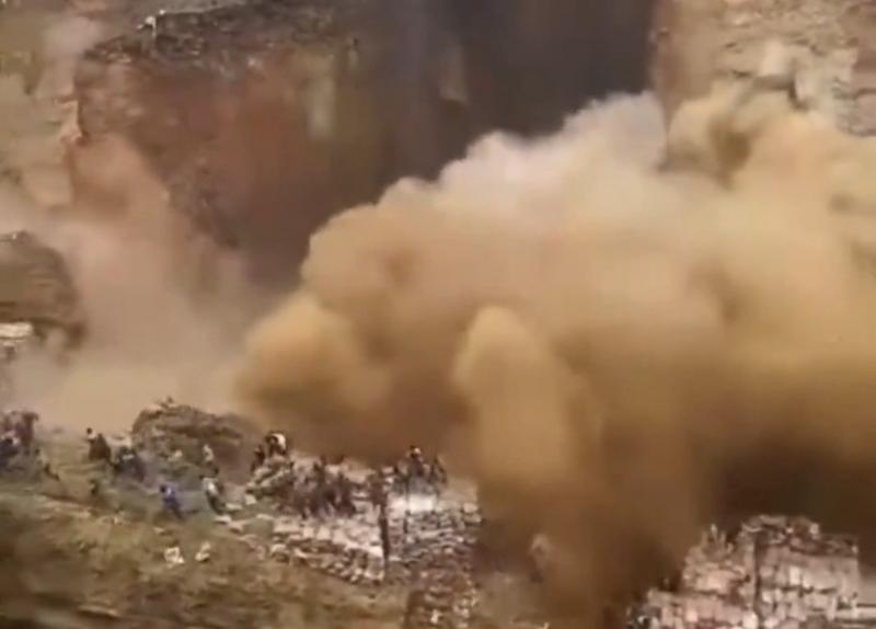 Kongóban tragikus baleset történt, amikor egy illegális aranybánya összeomlott, és ennek következtében több mint száz ember életét vesztette. Az eset rávilágít a veszélyes bányászati gyakorlatokra és a jogi keretek hiányosságaira a térségben.